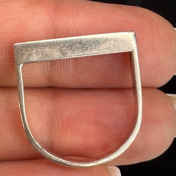 Gucci Silver Minimalist Ring with Geometric Design - Picture 9 of 16